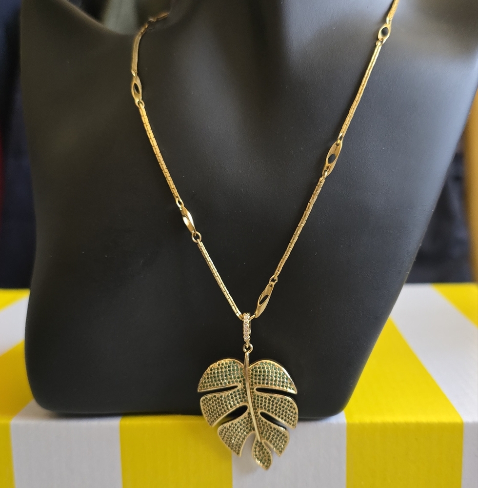 Gorgeous Gold Tone Leaf Pendant Necklace